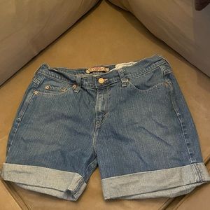 Woman’s 515 Levi’s